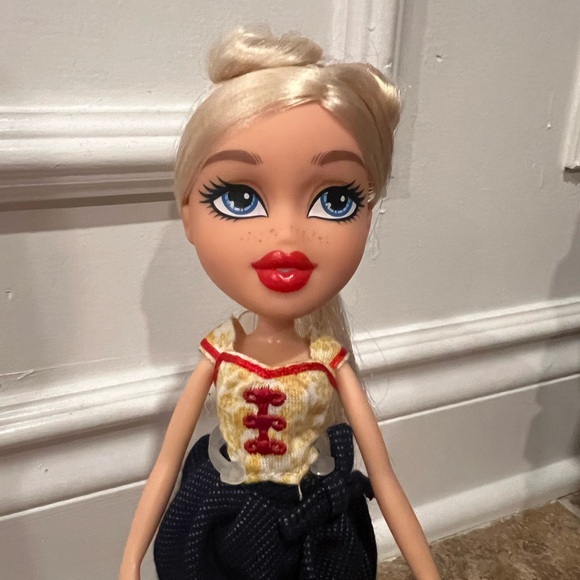 Bratz Study Abroad Cloe 2015 MGA Entertainment W/ extra shirt - Picture 9 of 9